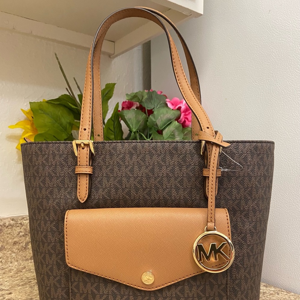 Michael KORS Medium Front Pocket Tote - Picture 13 of 14
